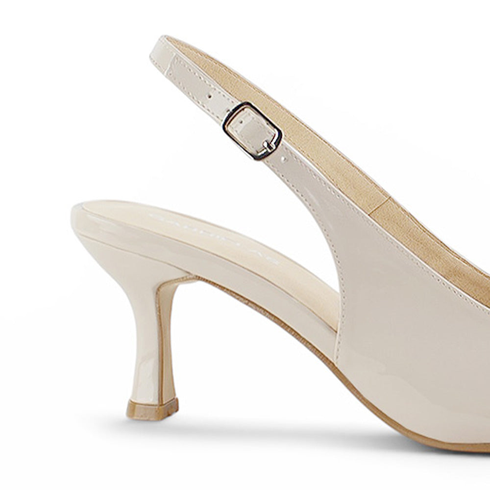 vista trasera del tacón medio 7cm en zapatillas beige de charol con talón descubierto 