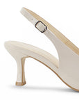 vista trasera del tacón medio 7cm en zapatillas beige de charol con talón descubierto 
