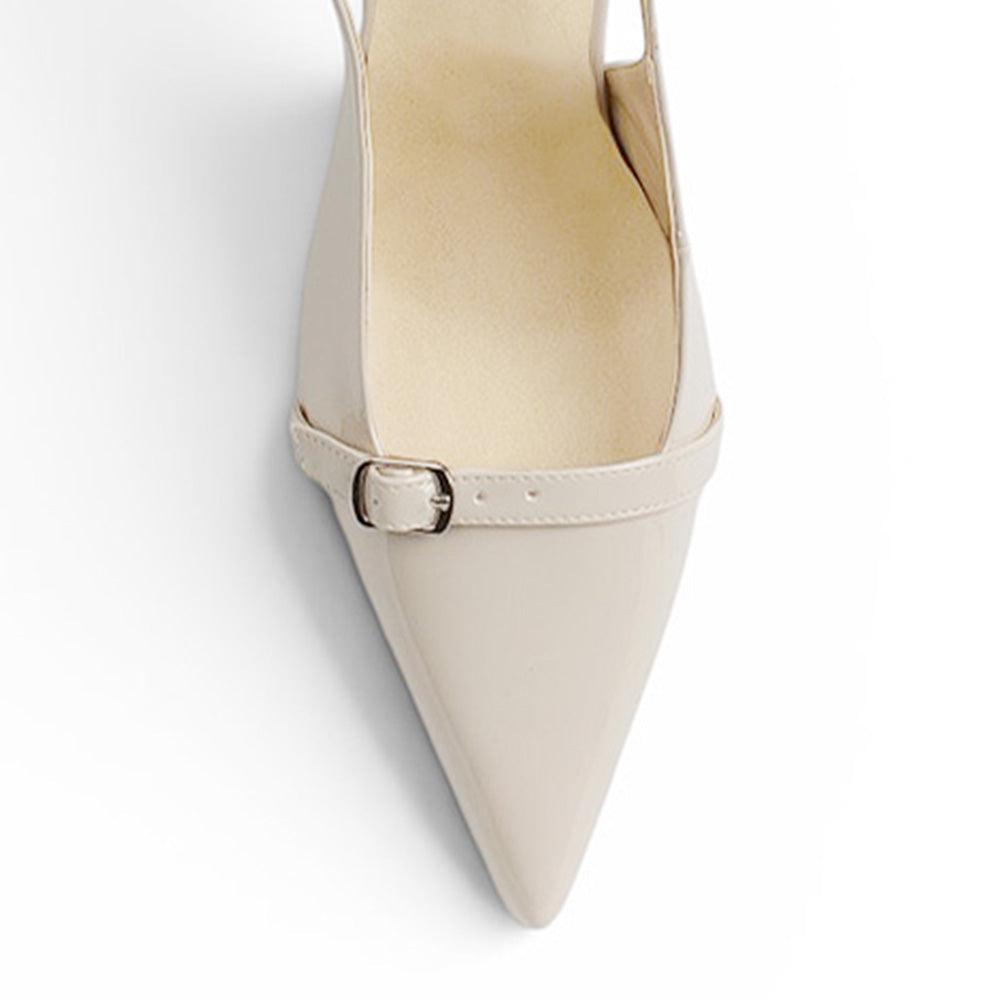 vista del detalle en terminación en punta de las zapatillas beige de charol para dama con talón descubierto 