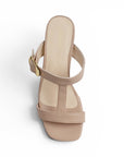 vista superior de zapatillas maquillaje con hebilla dorada en tiras gruesas para dama 