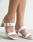 Zapatillas blancas con tiras anchas hebilla dorada y talón descubierto de tacón bajo 5cm