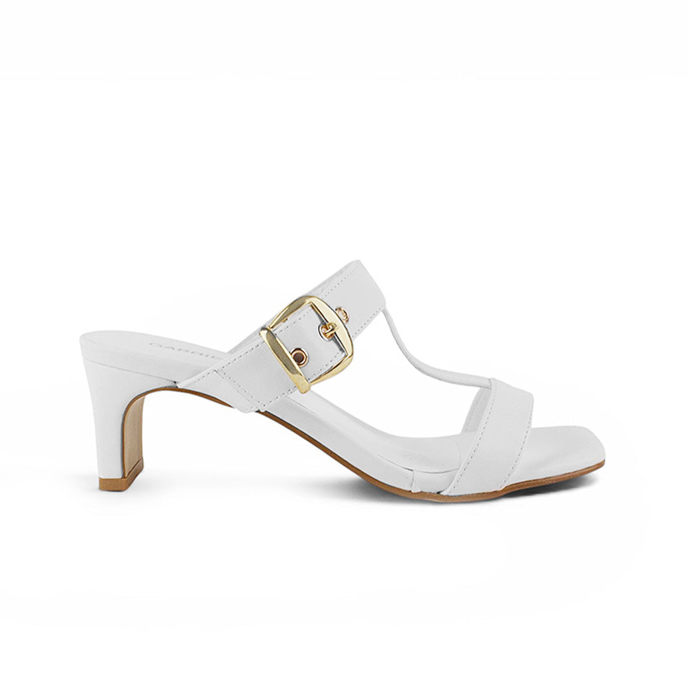 vista lateral de zapatillas blancas con hebilla dorada en tiras gruesas y tacón bajo 5cm para dama
