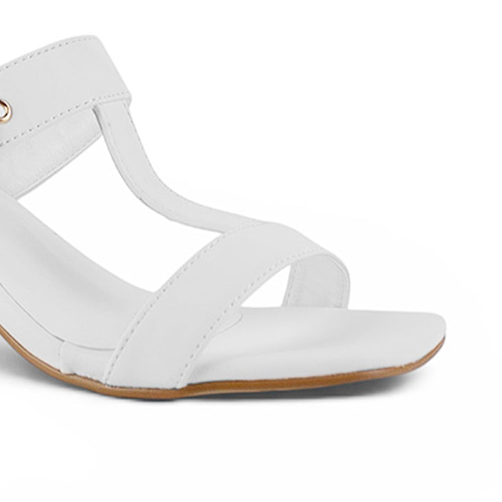 detalle del material sintético en zapatillas blancas para dama  
