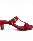 vista lateral de zapatillas rojas con hebilla dorada en tiras gruesas y tacón bajo 5cm para dama 