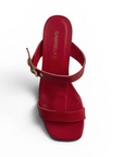 vista superior de zapatillas rojas con hebilla dorada en tiras gruesas para dama 