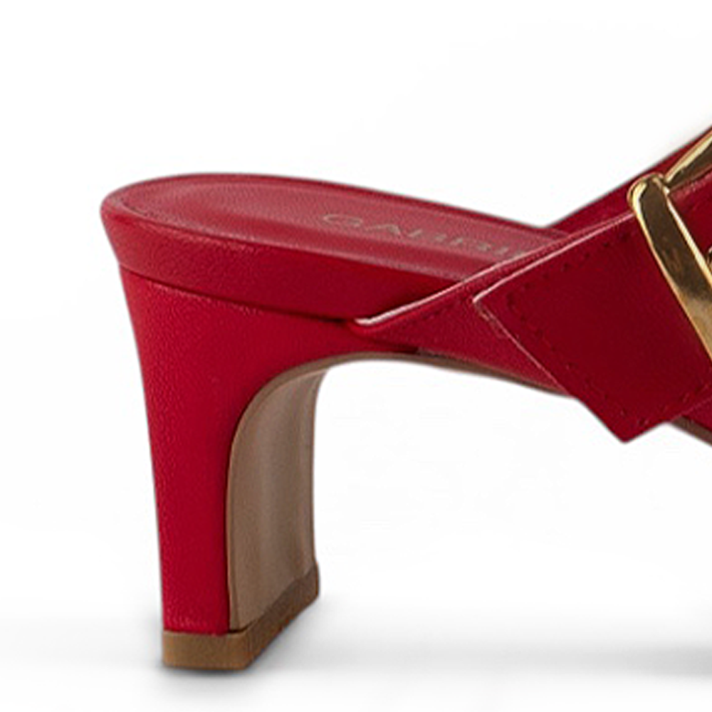 vista trasera del tacón bajo 5cm en las zapatillas rojas para dama con hebilla dorada