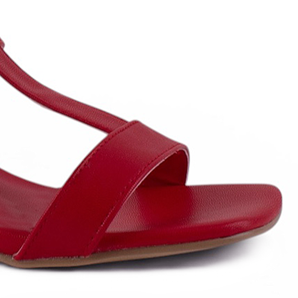 detalle del material sintético en zapatillas rojas para dama  