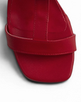 vista del detalle en tiras gruesas con hebilla dorada en zapatillas rojas de dama con tacón bajo 5cm