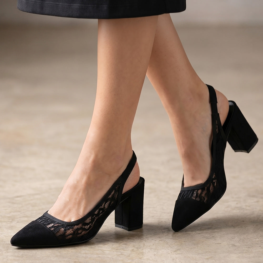 Zapatillas negras de gamuza con encaje, tacón bajo 6cm y terminación en punta 