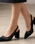 Zapatillas negras de gamuza con encaje, tacón bajo 6cm y terminación en punta 