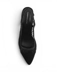 vista superior de zapatillas negras de gamuza con encaje para dama con talón descubierto y tacón bajo 6cm