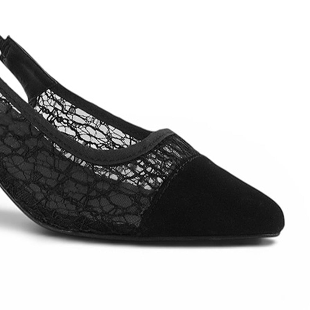 detalle del material gamuza  y encaje en zapatillas negras con terminación en punta para dama