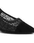 detalle del material gamuza  y encaje en zapatillas negras con terminación en punta para dama