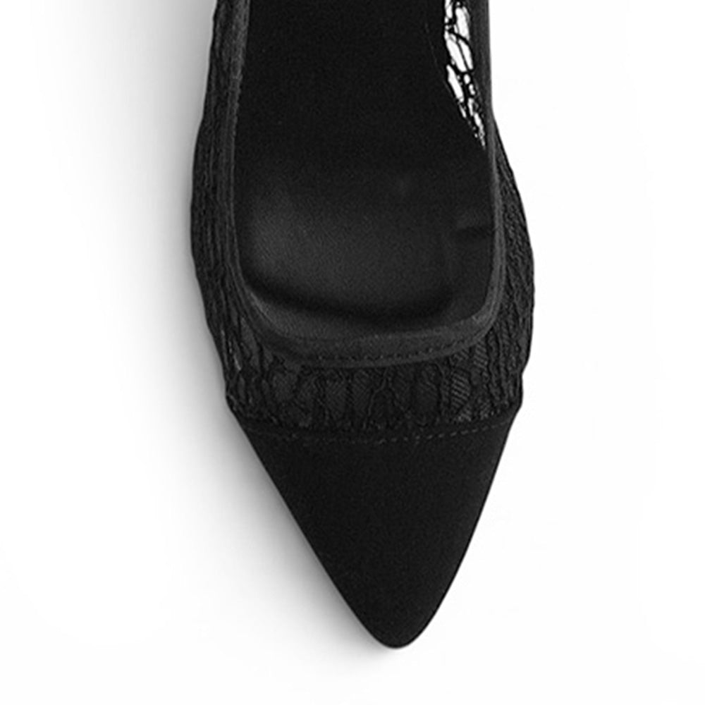 vista del detalle de terminación en punta de las zapatillas negras con gamuza y encaje para dama