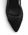 vista del detalle de terminación en punta de las zapatillas negras con gamuza y encaje para dama
