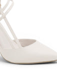 detalle del material sintético en zapatillas beige stiletto para dama con tacón alto 11cm