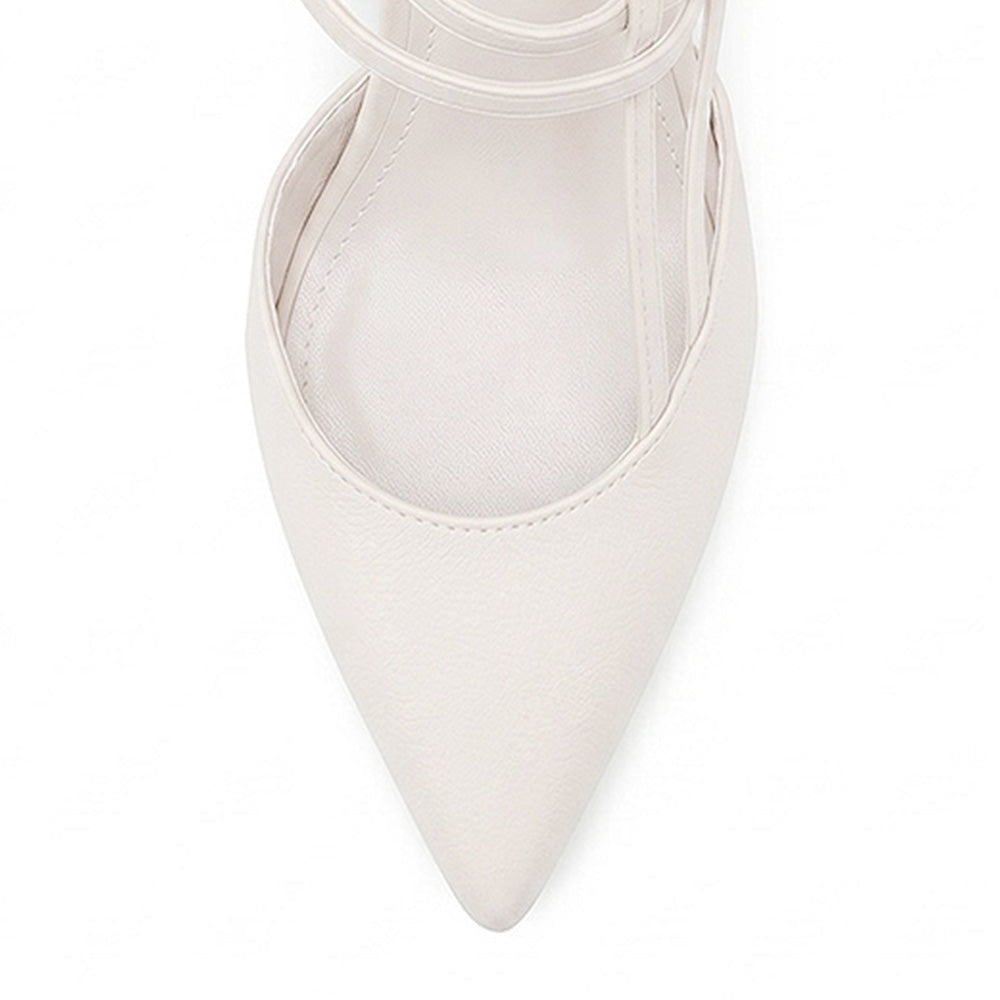 vista del detalle stilleto en zapatillas beige para dama 