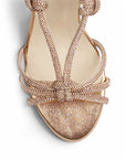 vista del detalle en tiras cruzadas con brillos de las zapatillas oro rosado y tacón alto 11cm para dama 