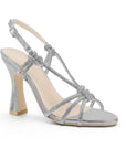vista diagonal de las zapatillas plata para dama con tacón alto 11cm y tiras cruzadas con brillos 