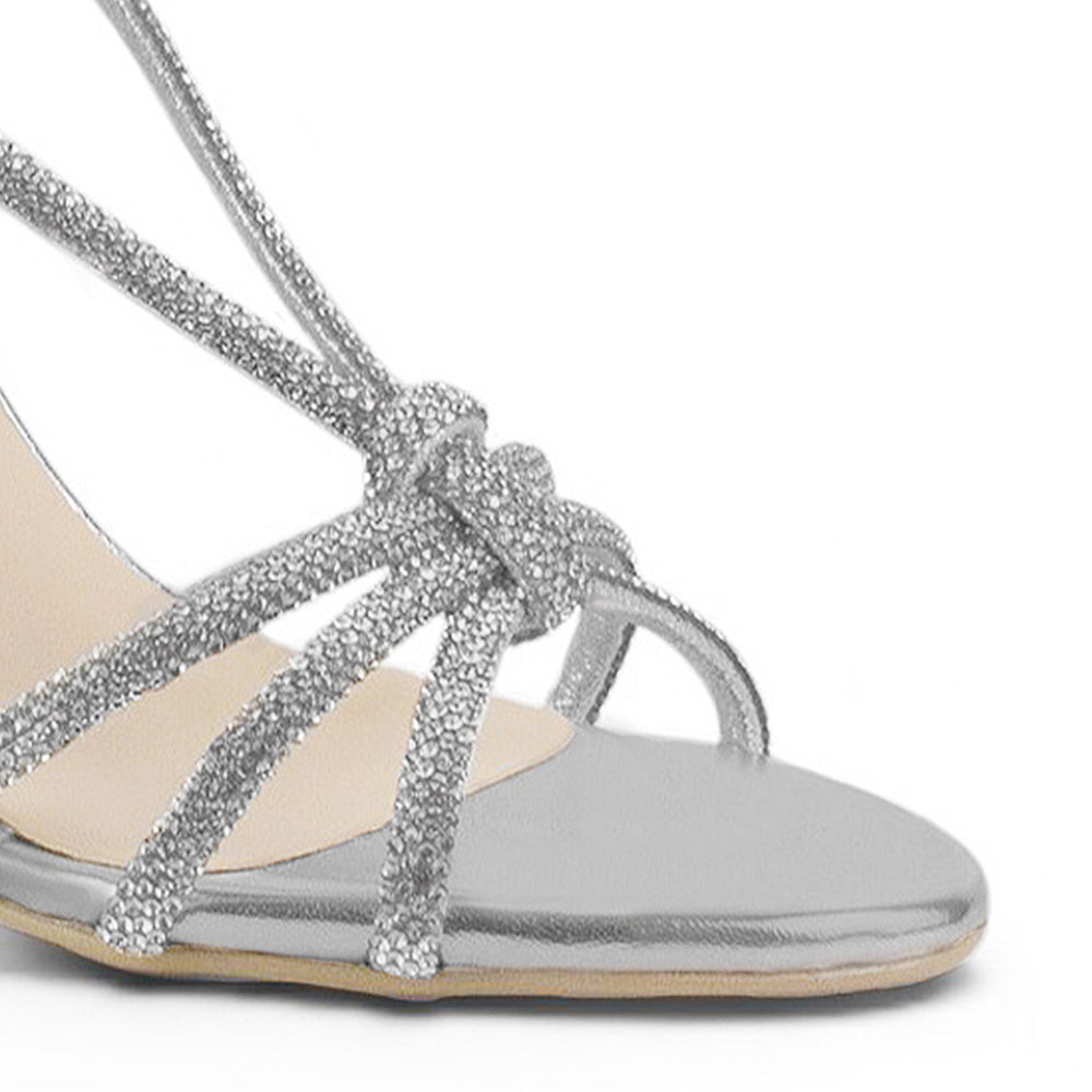 detalle del material sintético en las zapatillas plata para dama con tiras cruzadas de brillos  