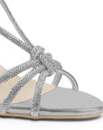 detalle del material sintético en las zapatillas plata para dama con tiras cruzadas de brillos  
