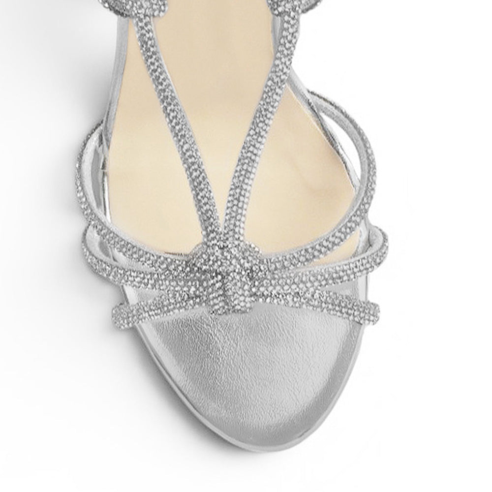 vista del detalle en tiras cruzadas con brillos de las zapatillas plata y tacón alto 11cm para dama 