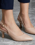 zapatillas nude de charol con terminación en punta, talón descubierto con tacón medio 7cm de dama