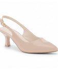 vista diagonal de zapatillas nude para dama de charol con talón descubierto y tacón medio 7cm 