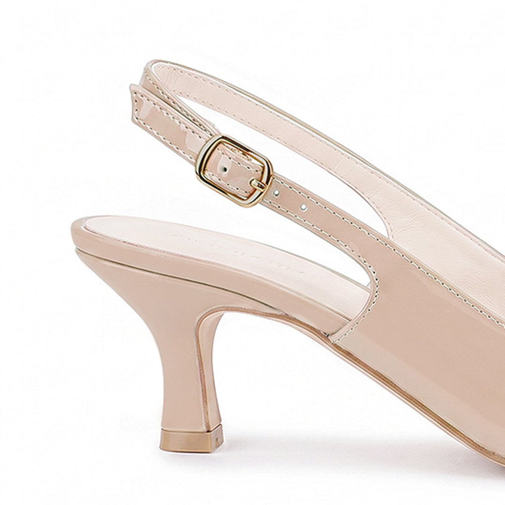 vista trasera del tacón medio 7cm en zapatillas nude de charol con talón descubierto 