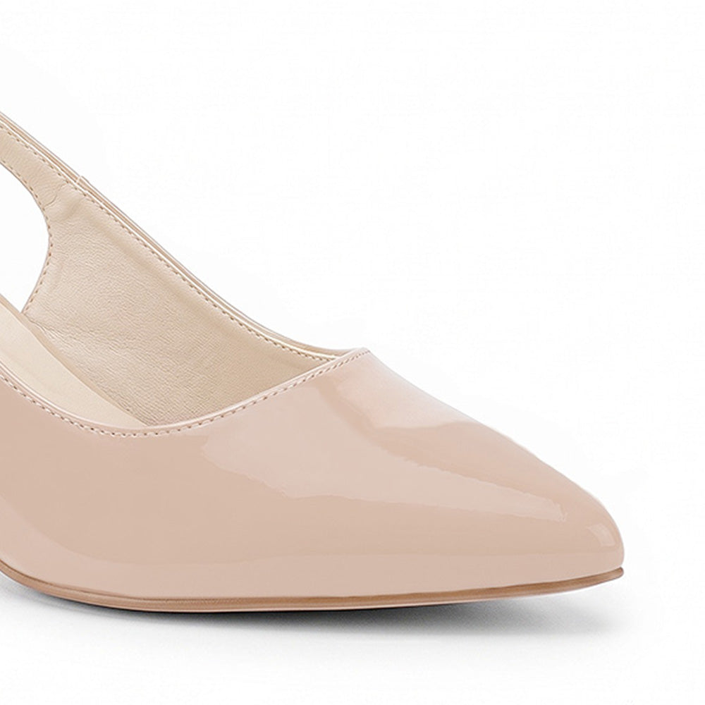 detalle del material charol en zapatillas nude con terminación en punta 