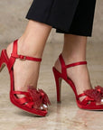 zapatillas rojas de plataforma con pulsera ajustable al tobillo y tacón alto para dama