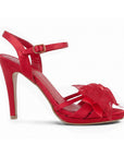 vista lateral de zapatillas rojas para dama con plataforma, moño y pulsera ajuste al tobillo tacón alto 11 cm 