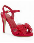 vista diagonal de zapatillas rojas para dama con plataforma, moño y tacón alto 11cm