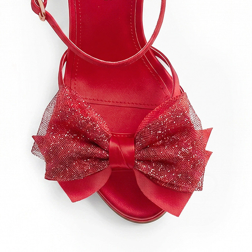 vista del detalle en el moño brillante de las zapatillas rojas para dama con tacón 11 cm y plataforma 