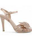 vista lateral de zapatillas nude para dama con plataforma, moño y pulsera ajuste al tobillo tacón alto 11 cm 