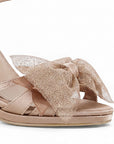 detalle del material shantung en zapatillas nude para dama con tacón alto 11cm 