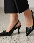 zapatillas negras de charol con terminación en punta, talón descubierto con tacón medio 7cm de dama