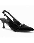 vista diagonal de zapatillas negras para dama de charol con talón descubierto y tacón medio 7cm 