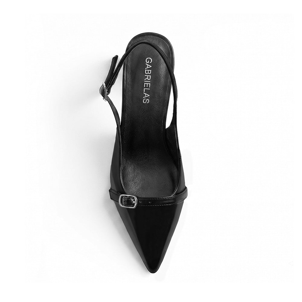 vista superior de zapatillas negras con terminación en punta de charol para dama 