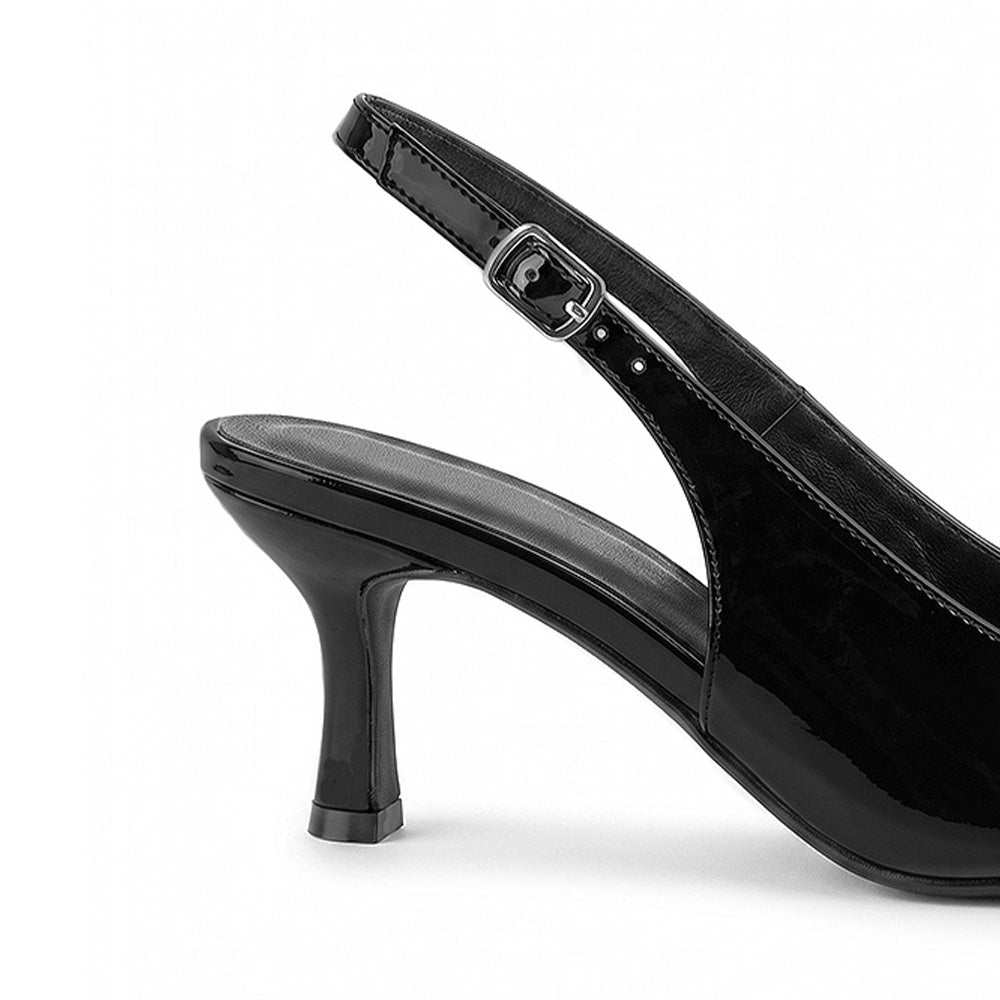vista trasera del tacón medio 7cm en zapatillas negras de charol con talón descubierto 