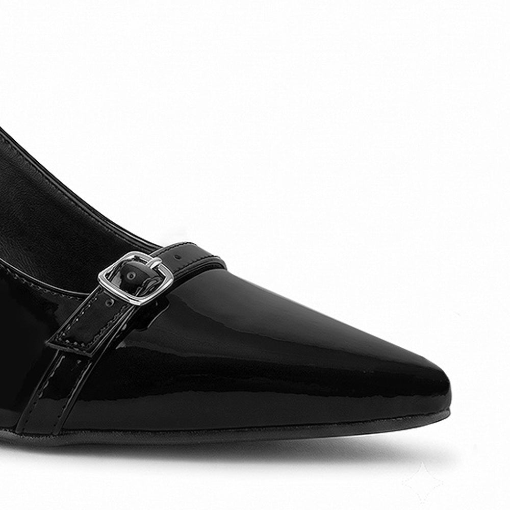 detalle del material charol en zapatillas negras con terminación en punta 