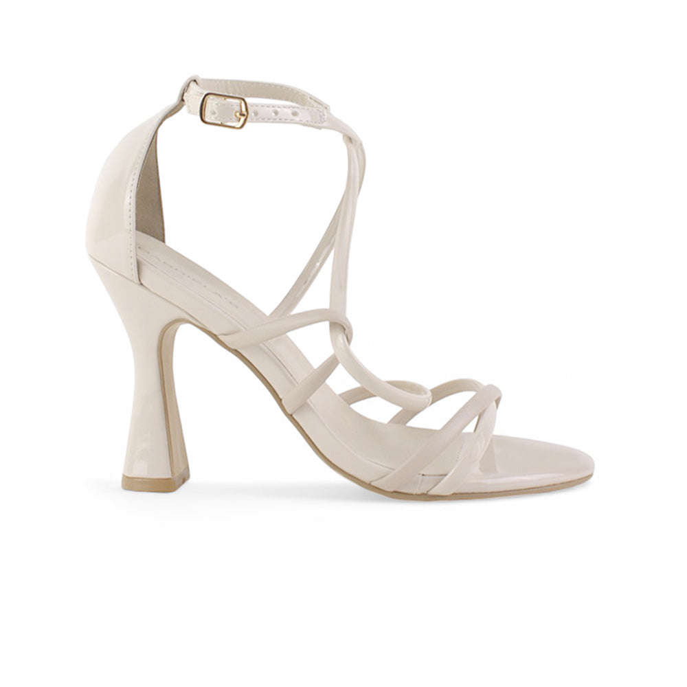 vista lateral en zapatillas beige de charol para dama con tiras cruzadas pulsera ajustable y tacón medio 10 cm