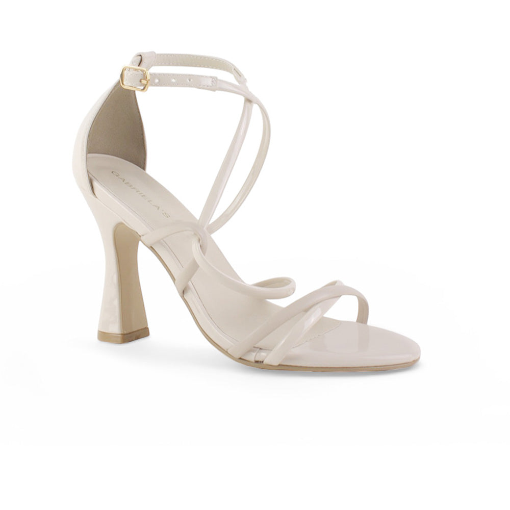 vista diagonal de zapatillas beige con tiras cruzadas de charol tacón medio 10 cm para dama 