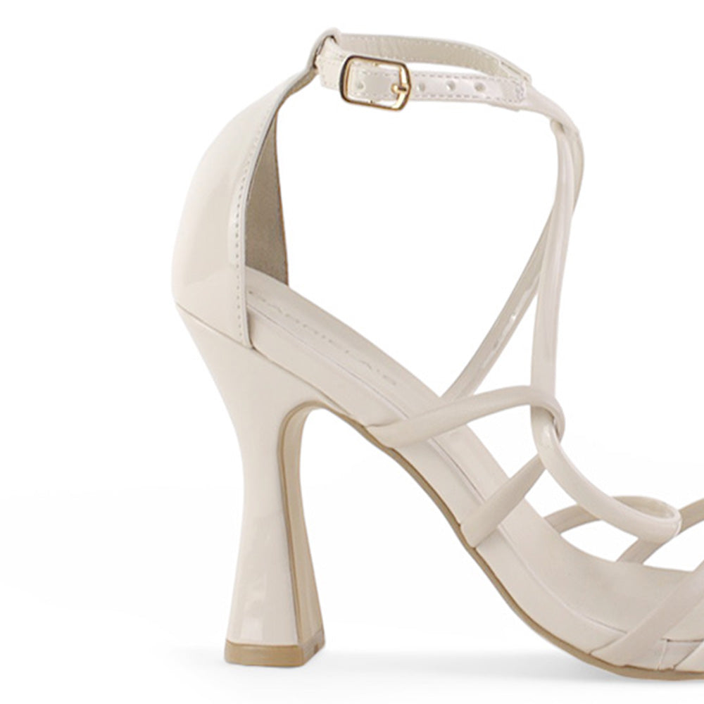 vista trasera del tacón medio 10 cm en zapatillas beige para dama de charol con tiras cruzadas 