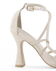 vista trasera del tacón medio 10 cm en zapatillas beige para dama de charol con tiras cruzadas 