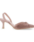 Vista lateral en zapatilla oro rosa con punta fina para dama de pedrería y tacón medio 8cm 