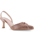 Vista diagonal en la zapatilla oro rosa con ajuste al talón, punta fina de pedrería y tacón medio 8cm