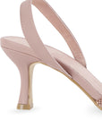 Vista trasera del tacón medio 8cm en la zapatilla oro rosa con punta fina de pedrería y moño para dama 