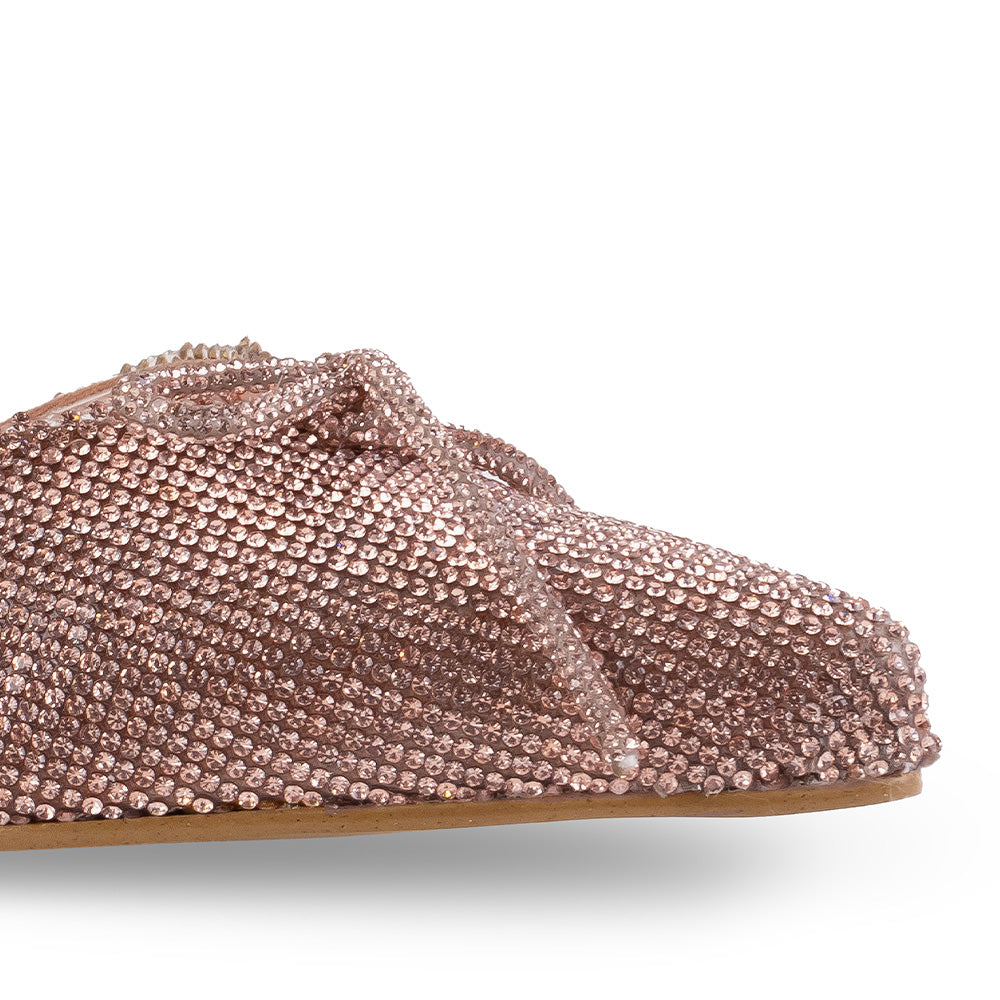 Detalle del material cabra sintético en la zapatilla oro rosa de pedrería con punta fina y moño para dama  