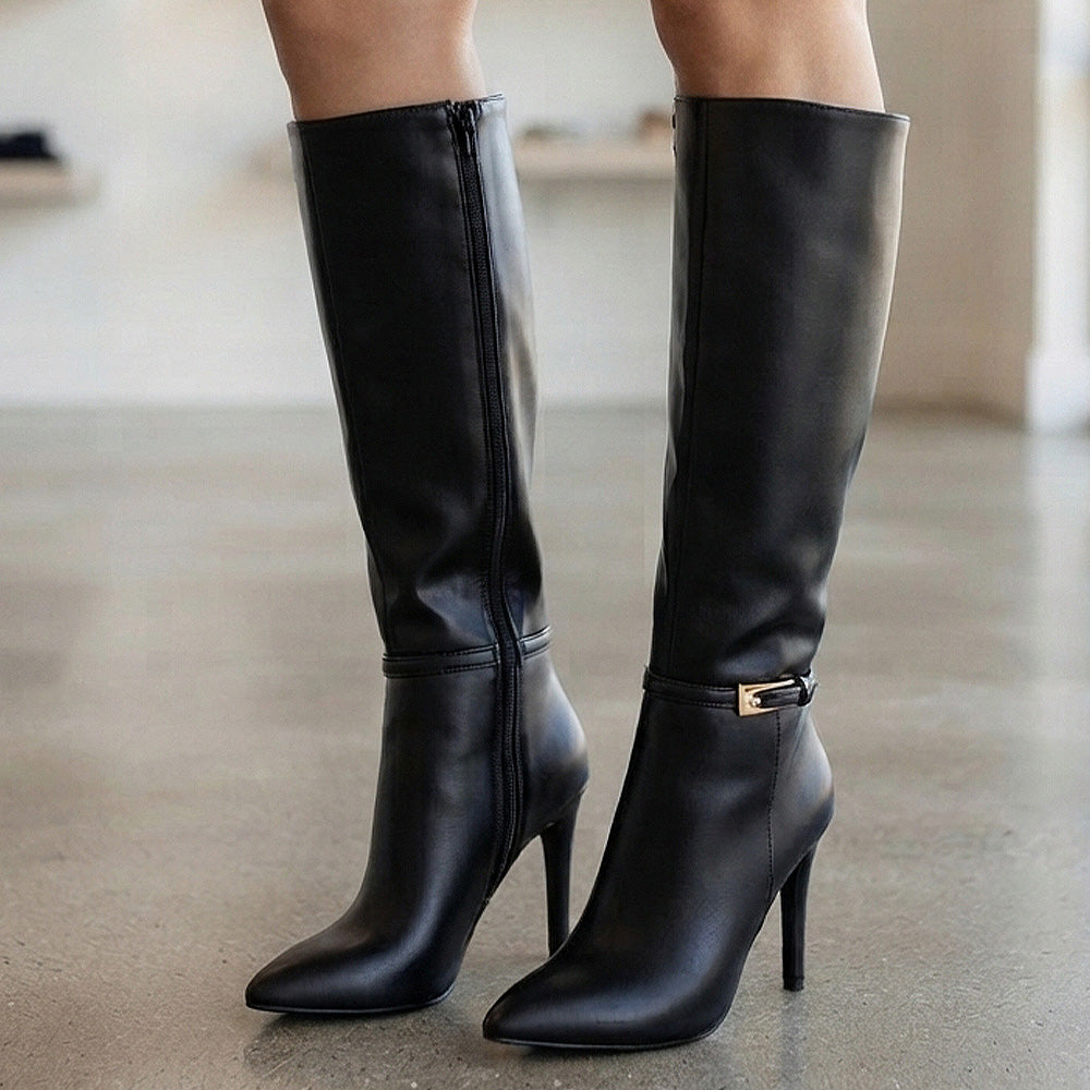 Botas negras altas con punta fina, herraje lateral y tacón medio 10cm para dama 